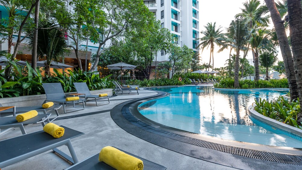 Outdoor pool, Chatrium Residence Sathorn