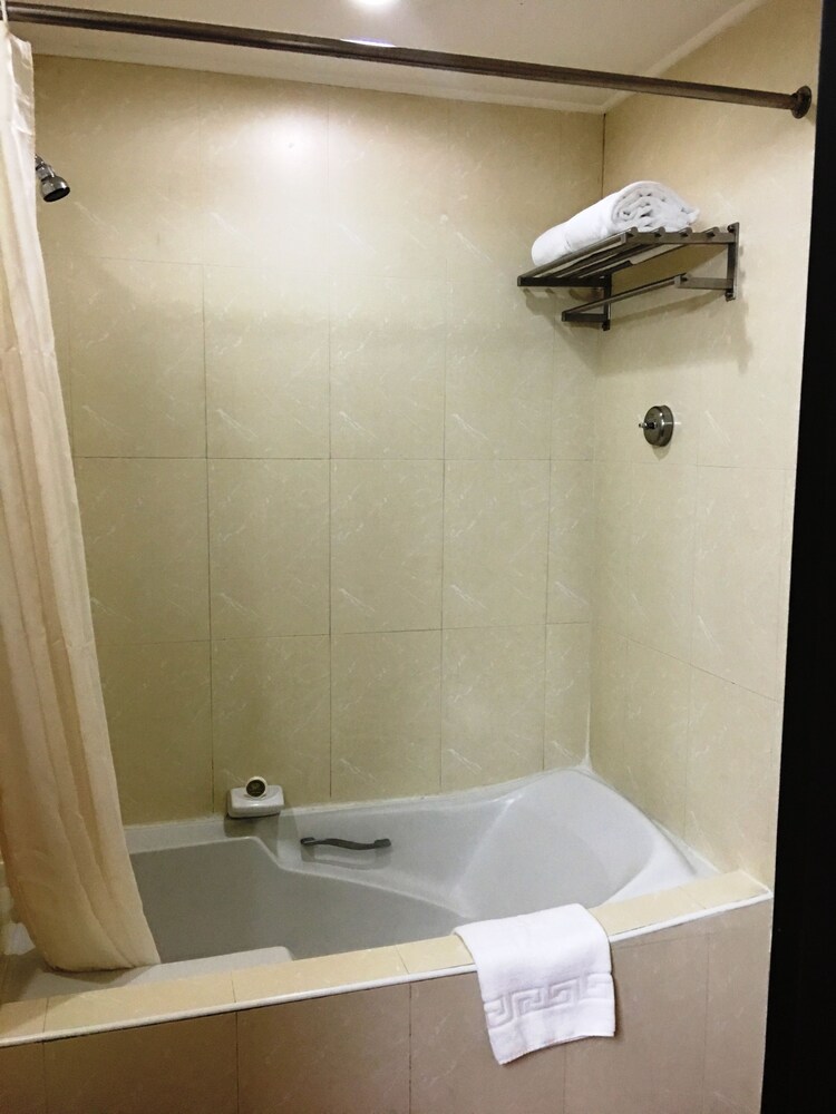 Deep Soaking Bathtub