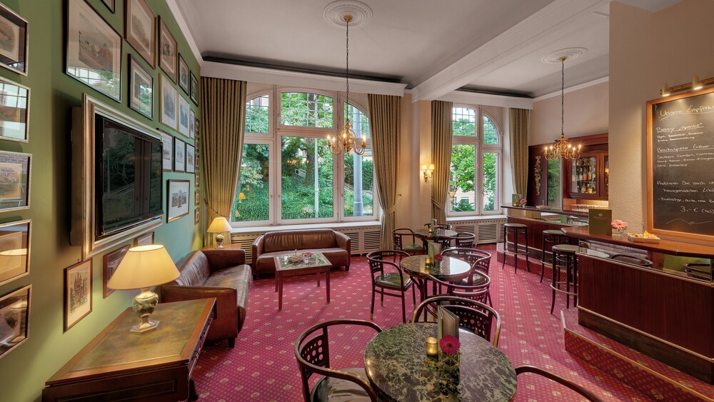 Hotel Bar