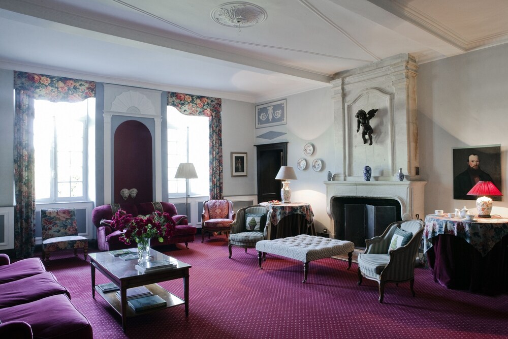 Hotel Lounge