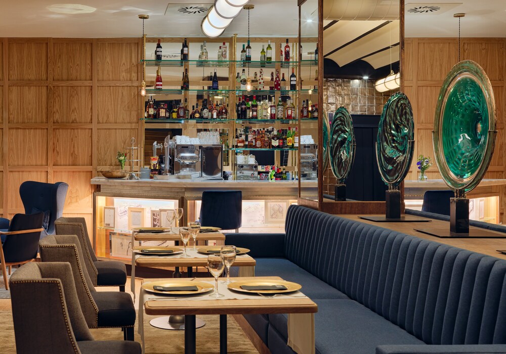 Hotel Bar