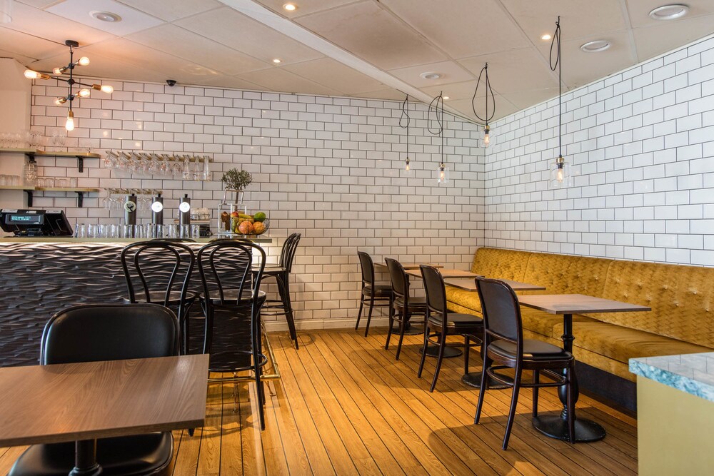 Hotel Bar