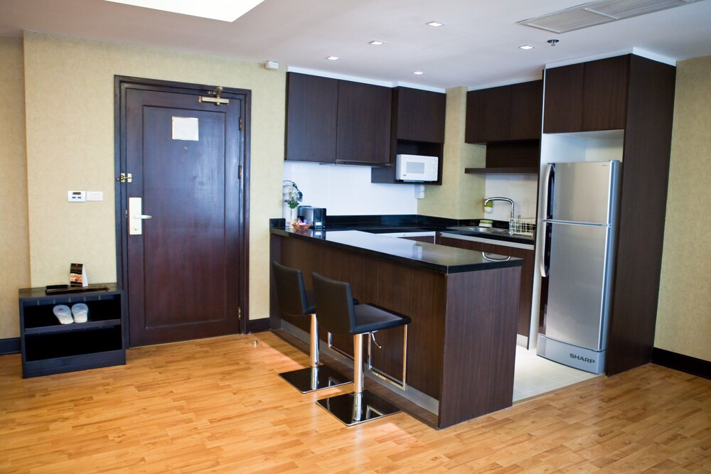 Deluxe One Bedroom Suite - In-Room Kitchen