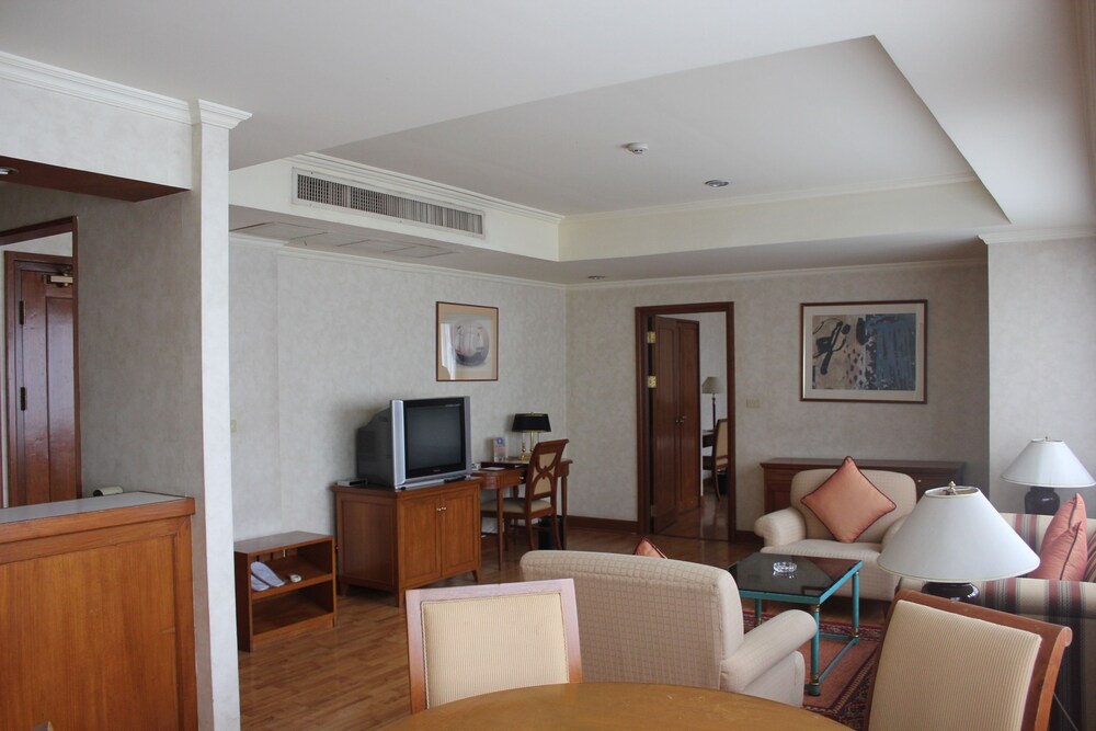Classic Two Bedroom Apartment - Living Room