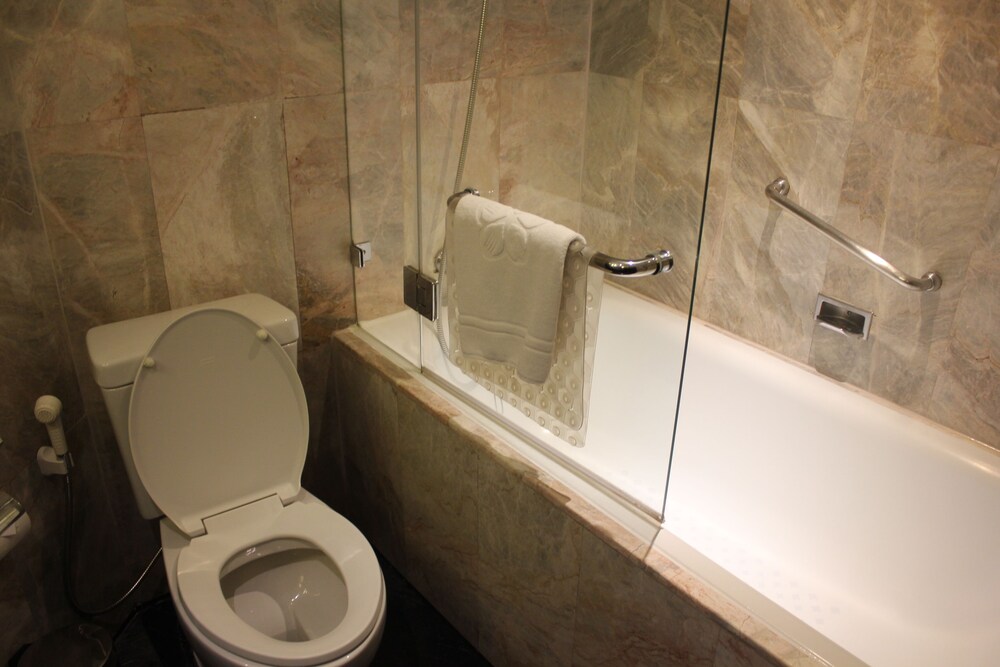 Standard One Bedroom Apartment - Bathroom
