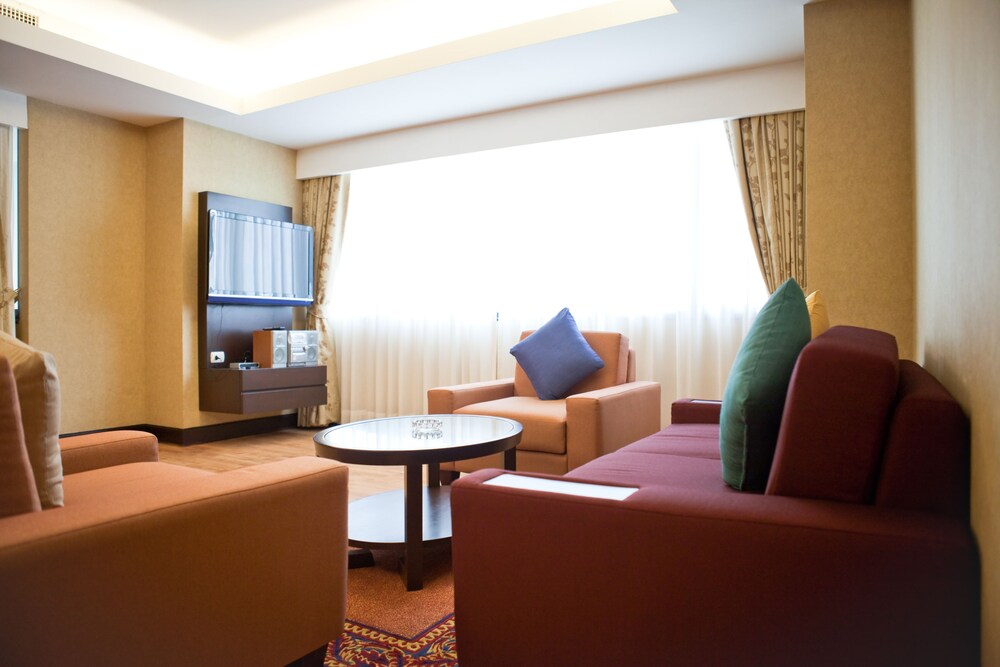 Deluxe One Bedroom Suite - Living Room