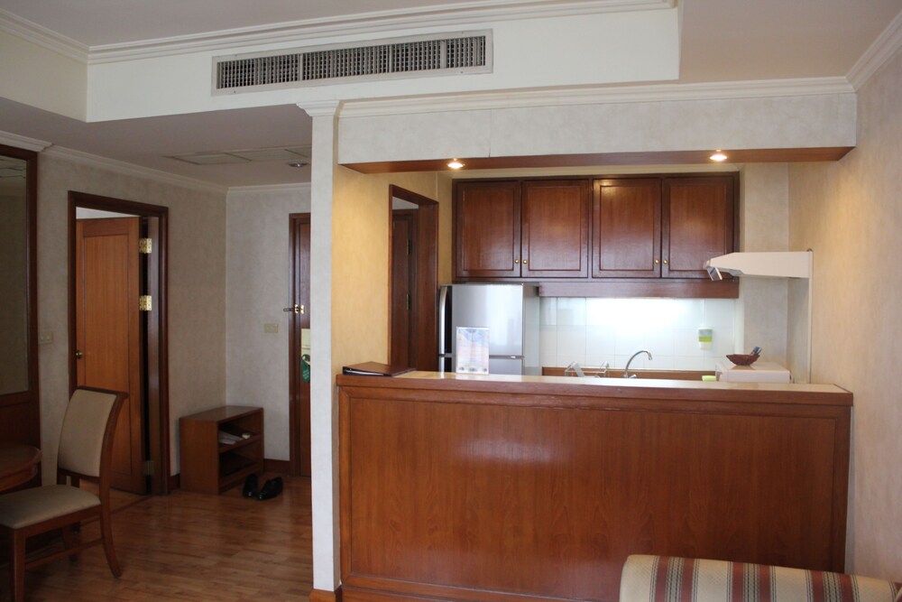 Classic One Bedroom Apartment - In-Room Kitchen