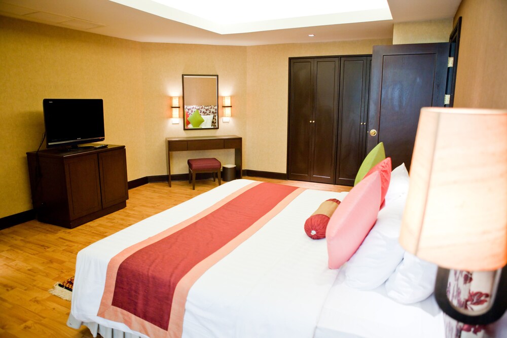 Deluxe One Bedroom Suite - Guestroom