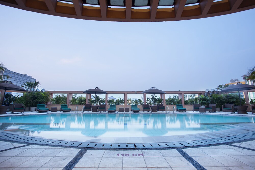 Kolam Renang Luar Ruangan