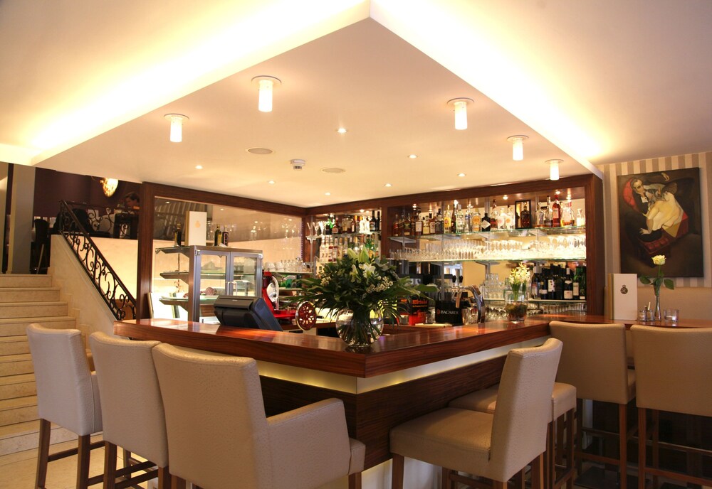 Hotel Bar