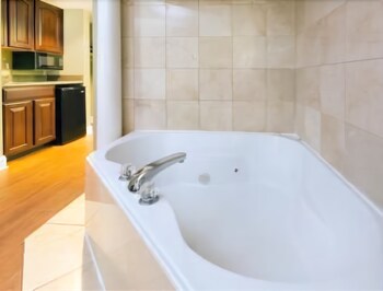 Deep Soaking Bathtub