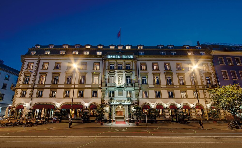 Hotelfassade am Abend/bei Nacht