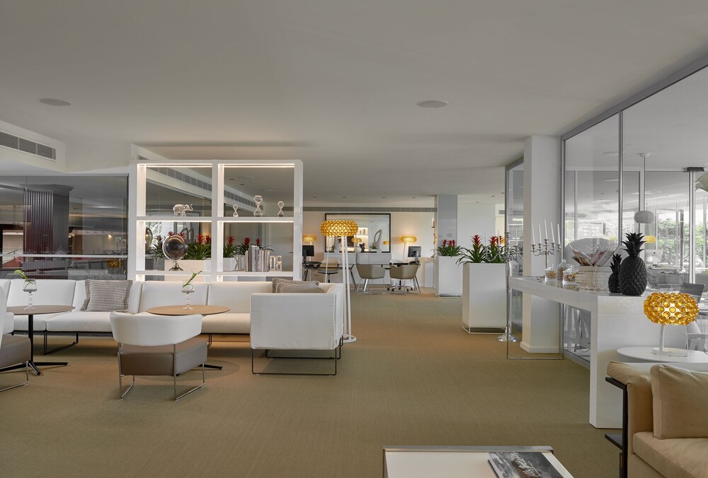 Executive Lounge