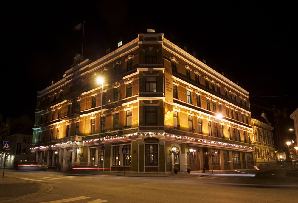 Hotellets fasade – kveld/natt