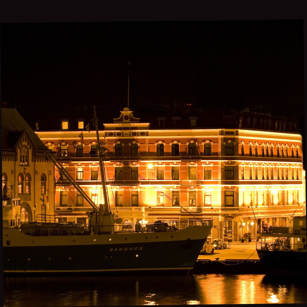 Hotellets fasade – kveld/natt