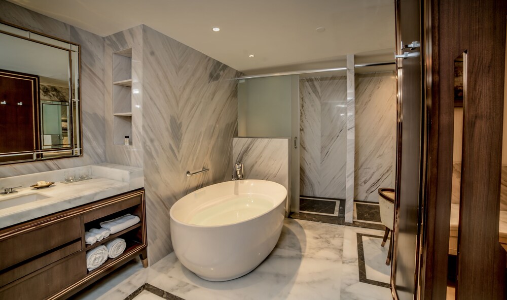 Deep Soaking Bathtub