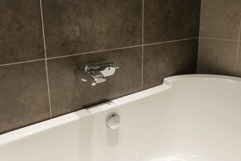 Deep Soaking Bathtub
