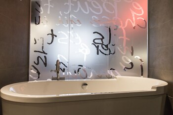 Deep Soaking Bathtub