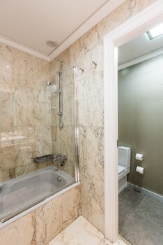 Deep Soaking Bathtub