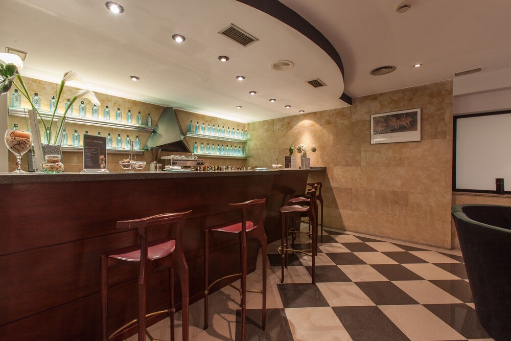Hotel Bar