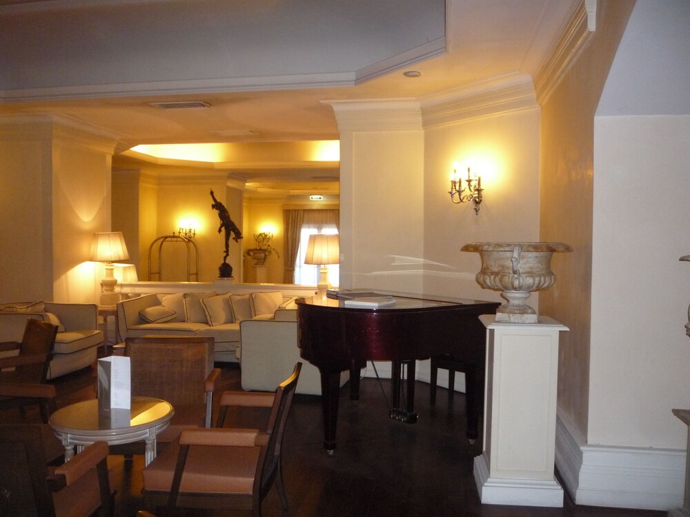 Hotel Lounge