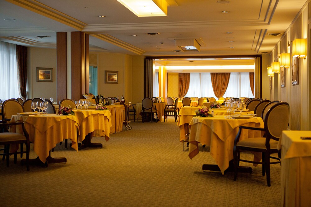Food Court