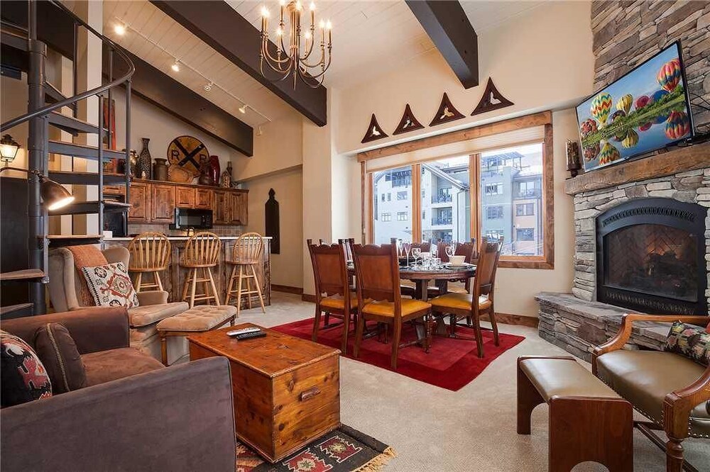Condo, 2 Bedrooms, Valley View - Living Area