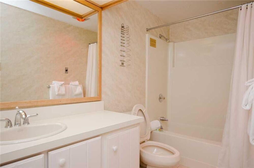 Condo, 2 Bedrooms, Resort View - Bathroom