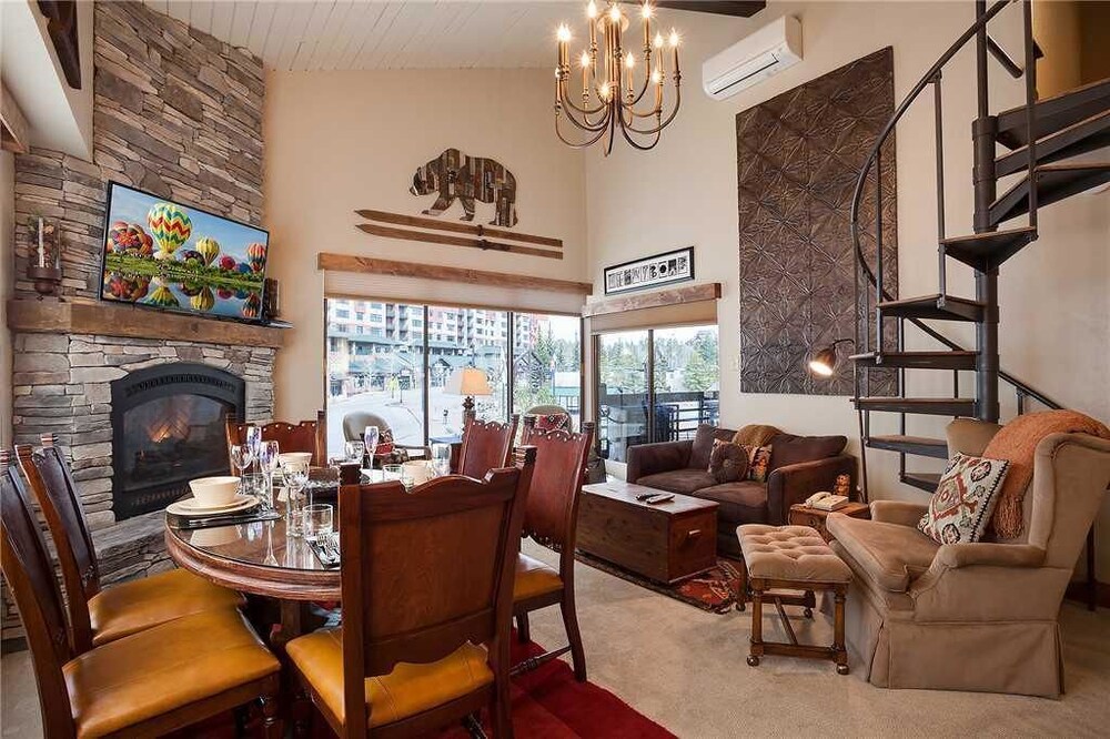 Condo, 2 Bedrooms, Valley View - Living Area