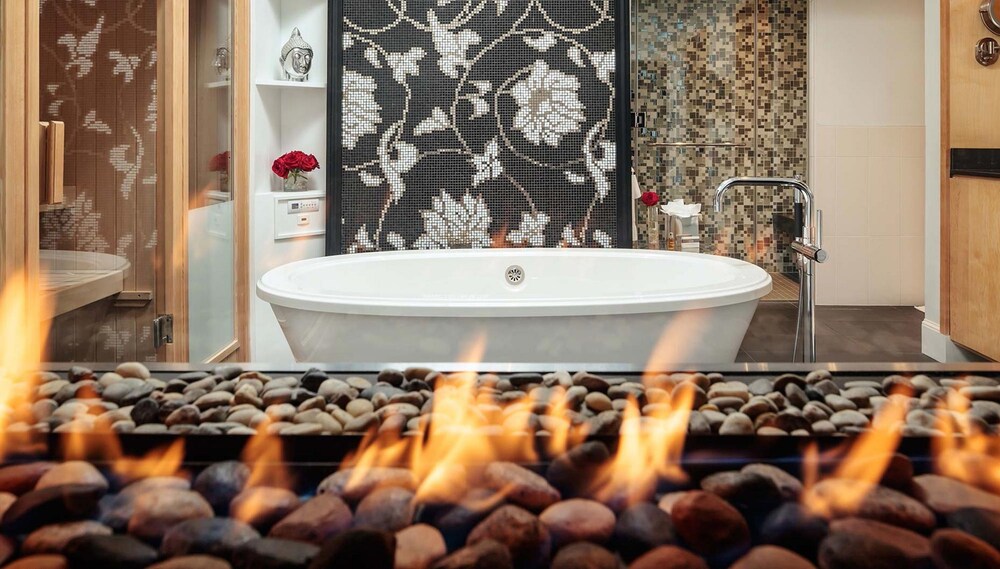 Deep Soaking Bathtub