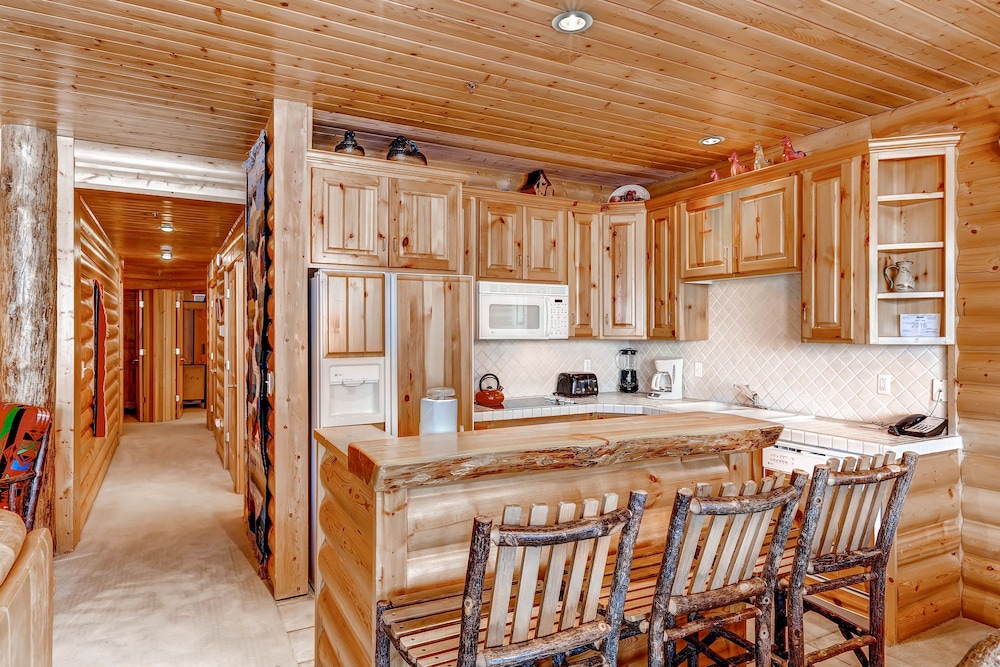 2 Bedrooms/Silver/Private Hot Tub - In-Room Kitchen
