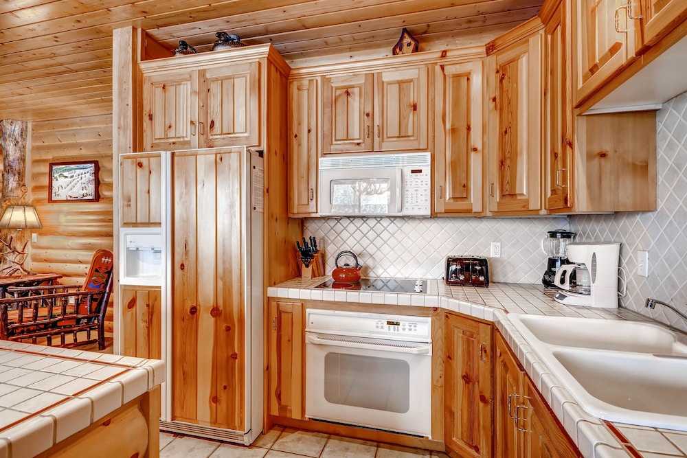 2 Bedrooms/Silver/Private Hot Tub - In-Room Kitchen