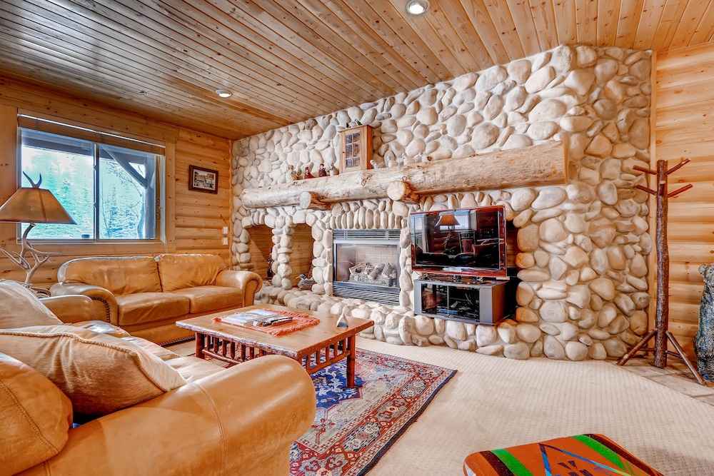 2 Bedrooms/Silver/Private Hot Tub - Living Area