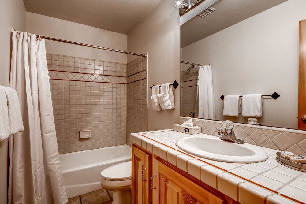 2 Bedrooms/Silver/Private Hot Tub - Bathroom