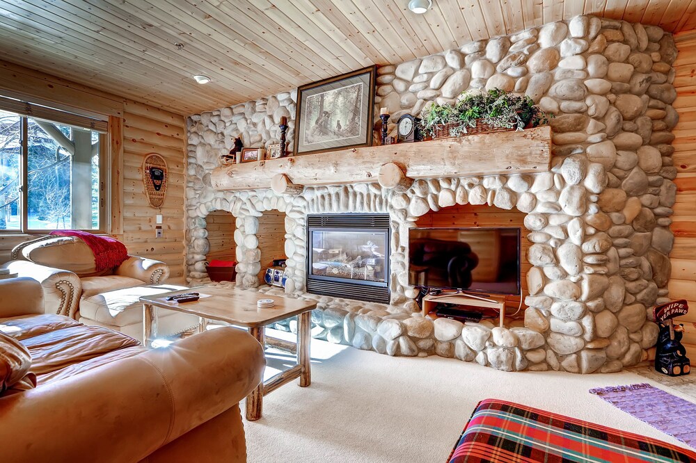 2 Bedrooms/Silver/No Hot Tub - Living Room