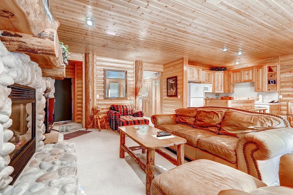 2 Bedrooms/Silver/No Hot Tub - Living Area