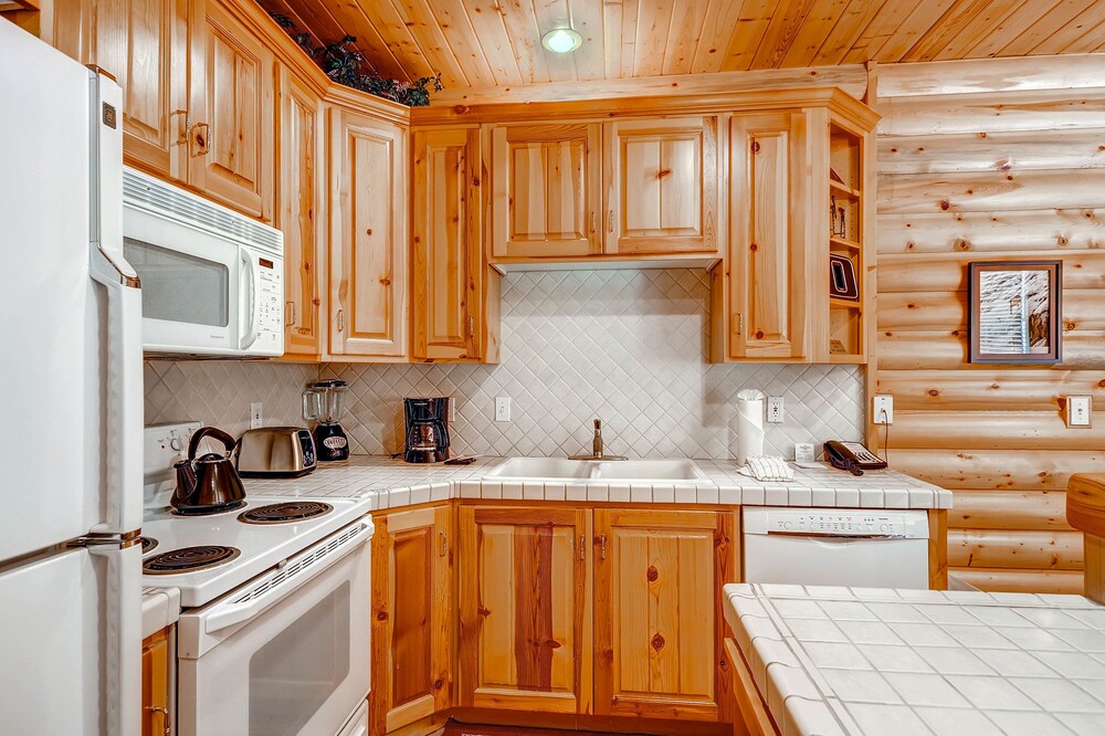 2 Bedrooms/Silver/No Hot Tub - In-Room Kitchen