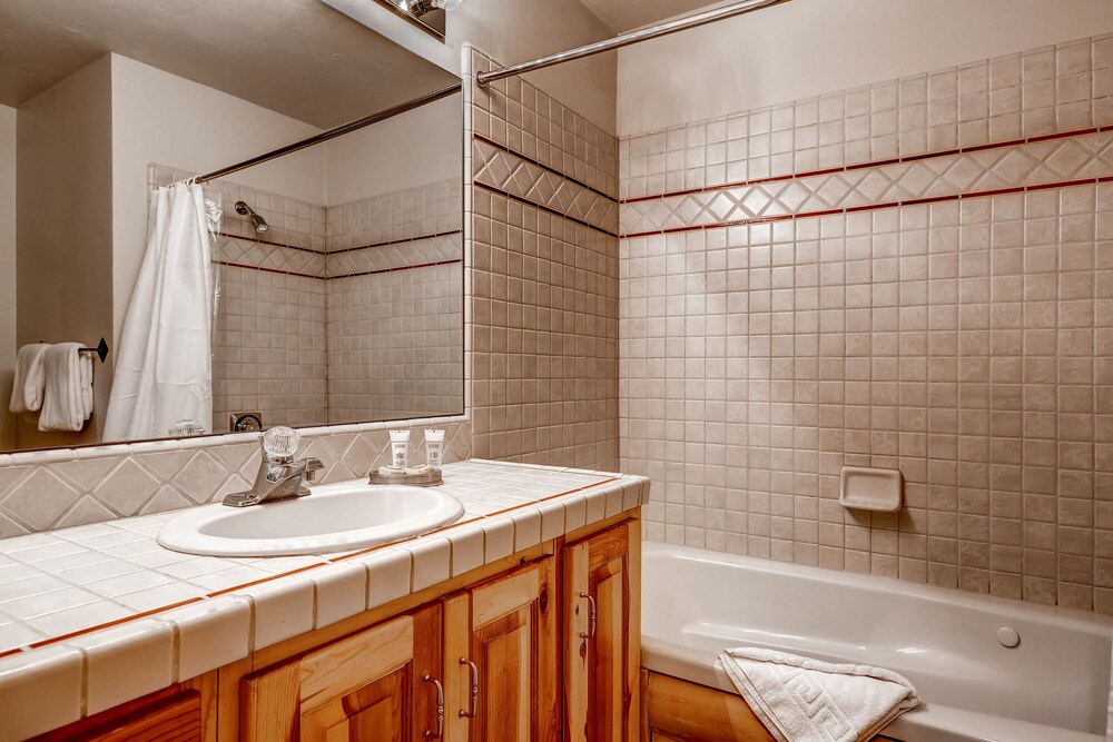 2 Bedrooms/Silver/Private Hot Tub - Bathroom