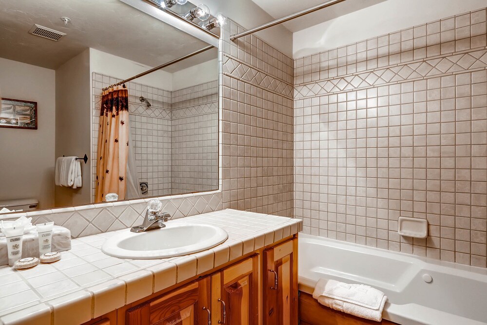 2 Bedrooms/Silver/No Hot Tub - Bathroom