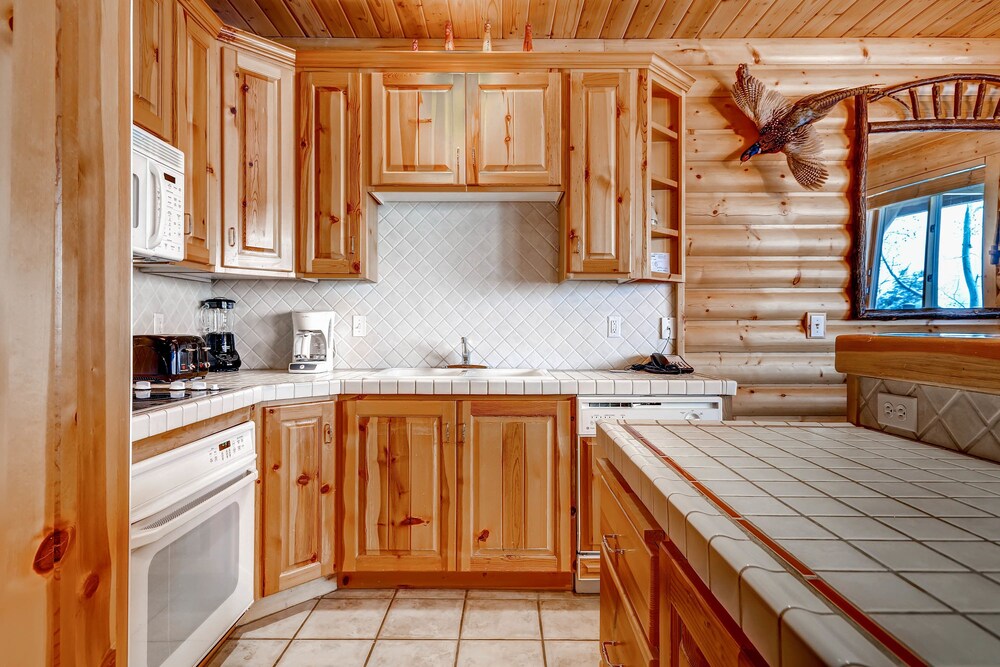 2 Bedrooms/Silver/Private Hot Tub - In-Room Kitchen