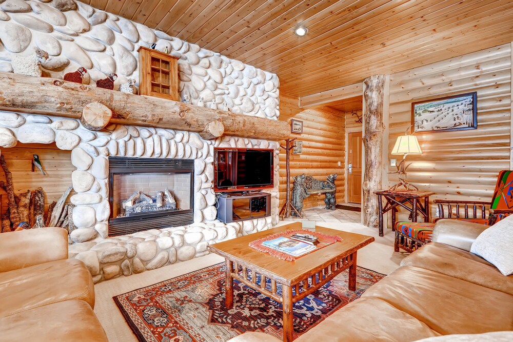 2 Bedrooms/Silver/Private Hot Tub - Living Area