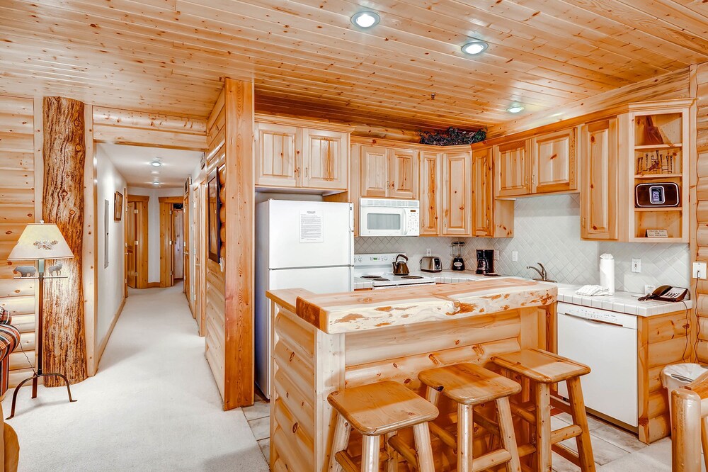 2 Bedrooms/Silver/No Hot Tub - In-Room Kitchen
