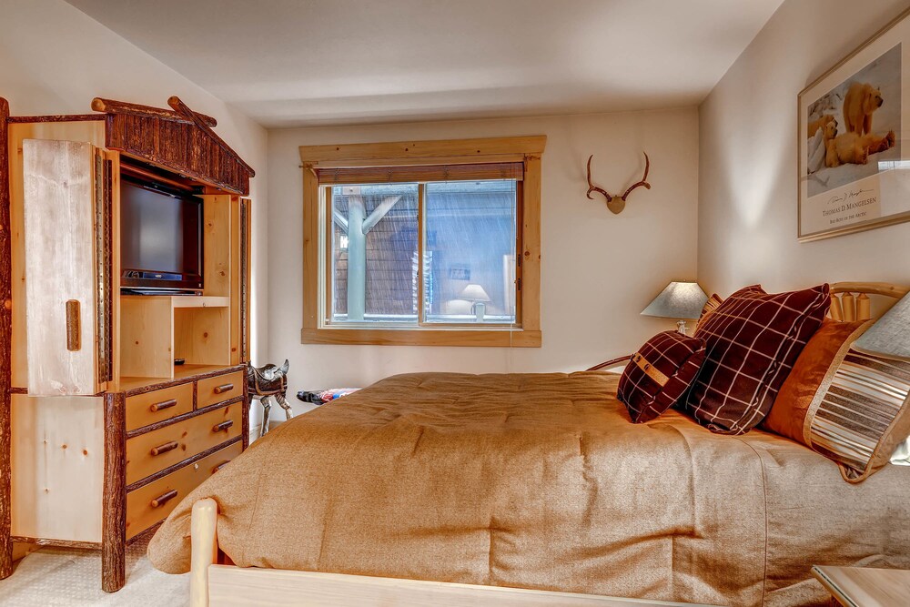 2 Bedrooms/Silver/Private Hot Tub - Guestroom