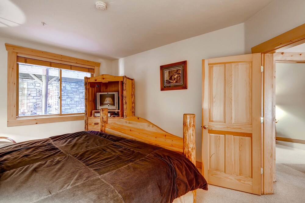 2 Bedrooms/Silver/No Hot Tub - Guestroom