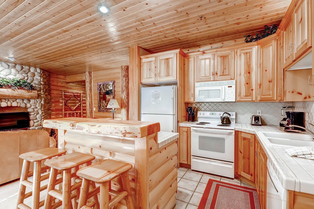 2 Bedrooms/Silver/No Hot Tub - In-Room Kitchen