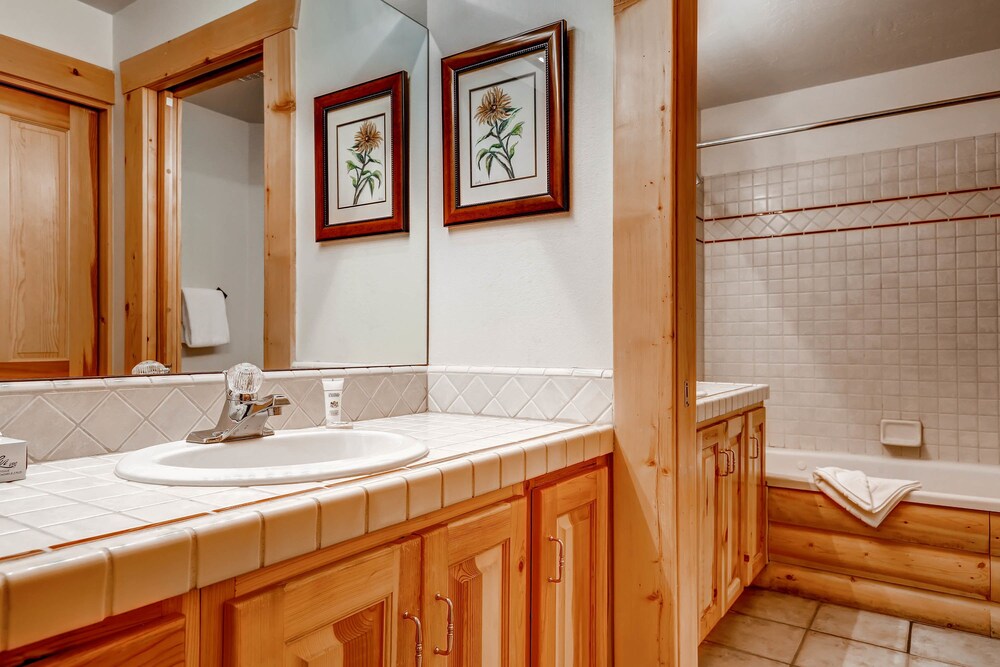 2 Bedrooms/Silver/Private Hot Tub - Bathroom