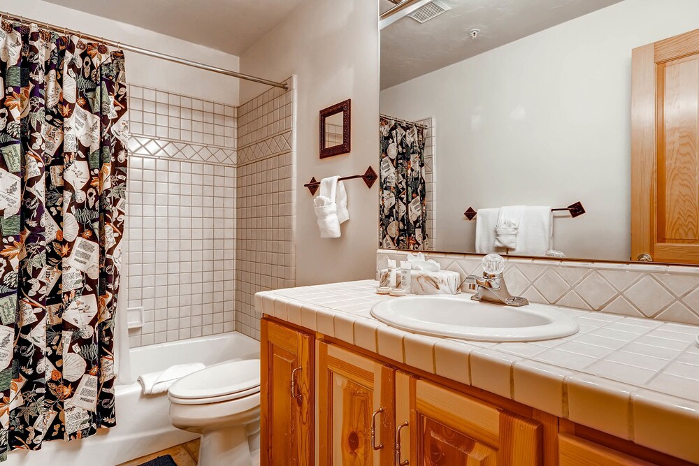 2 Bedrooms/Silver/No Hot Tub - Bathroom