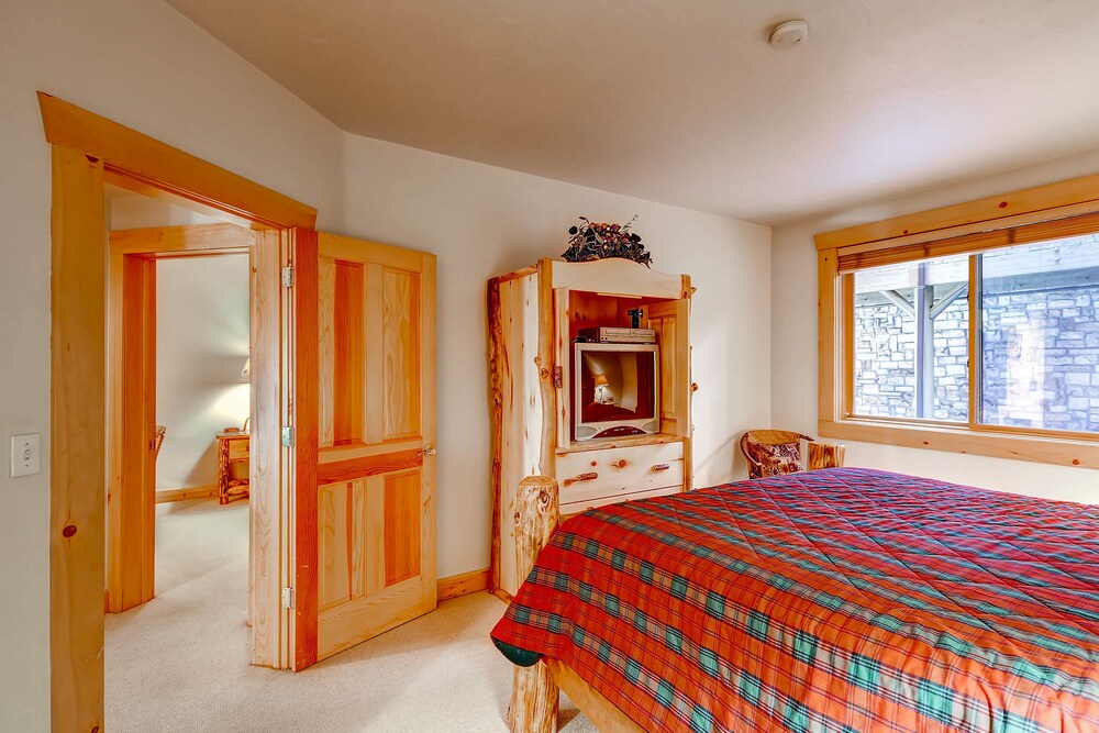 2 Bedrooms/Silver/No Hot Tub - Guestroom