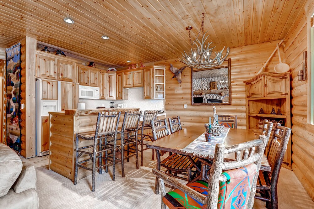 2 Bedrooms/Silver/Private Hot Tub - In-Room Dining