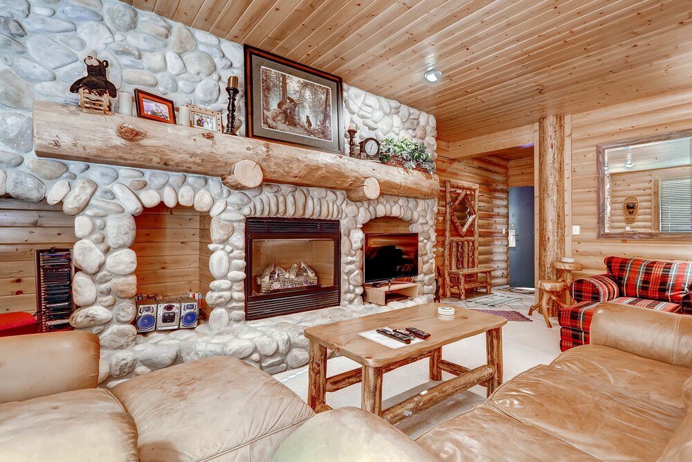 2 Bedrooms/Silver/No Hot Tub - Living Room
